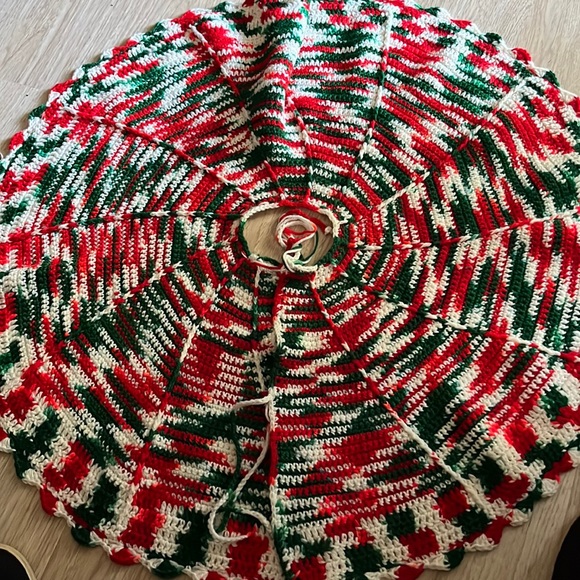 Homemade knitted tree skirt - Picture 1 of 2